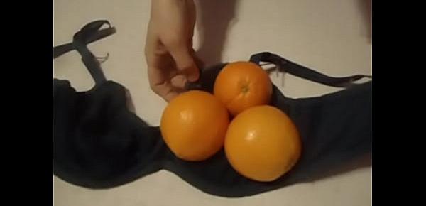  Me caben tres naranjas grandes en el sujetador